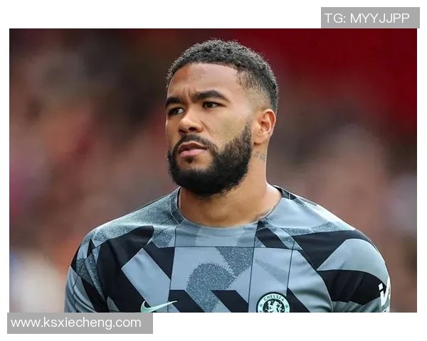 足球明星独特穿袜子方式引发球迷热议展现赛场个性与生活态度